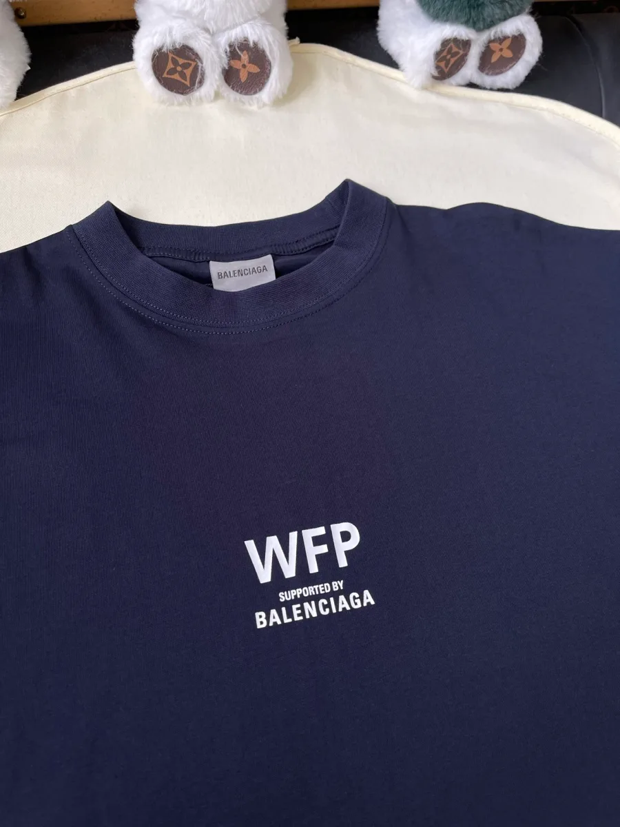 Контрастный белый принт WFP на груди тёмно-синей футболки крупным планом