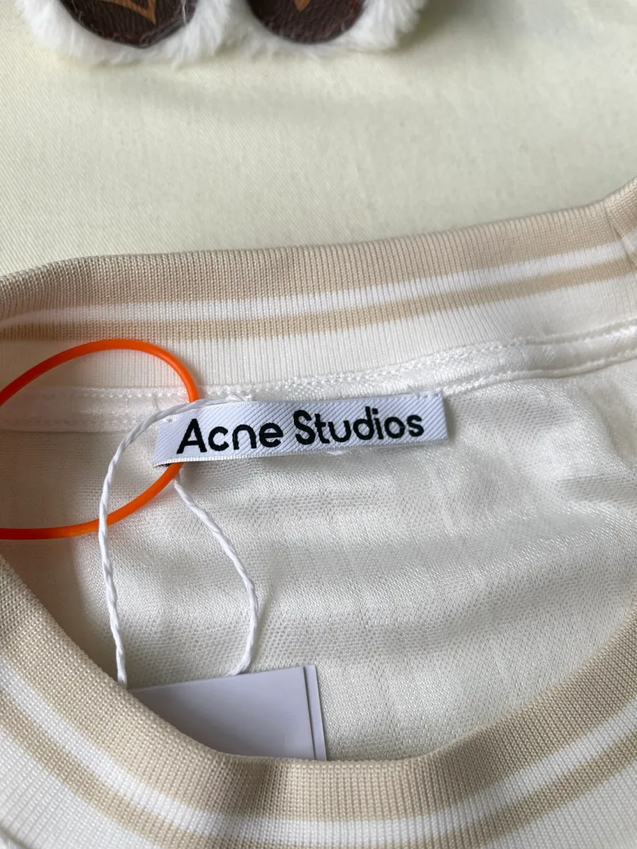 Внутренний ярлык Acne Studios на полосатом воротнике майки