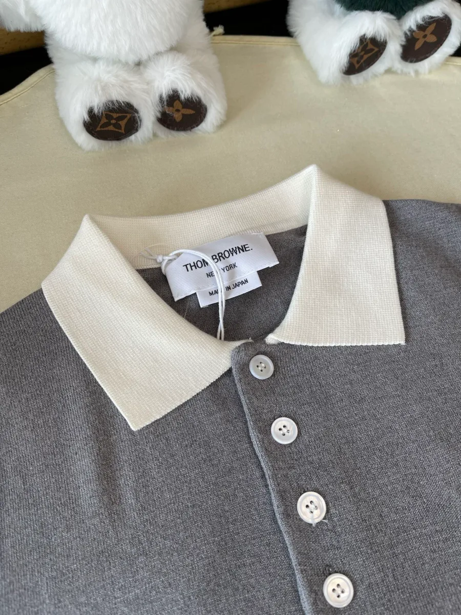 Белый отложной воротник поло с фирменной биркой Thom Browne