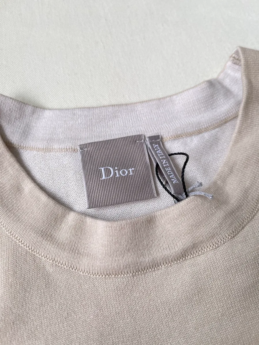 Фирменная бирка Dior на внутренней стороне горловины