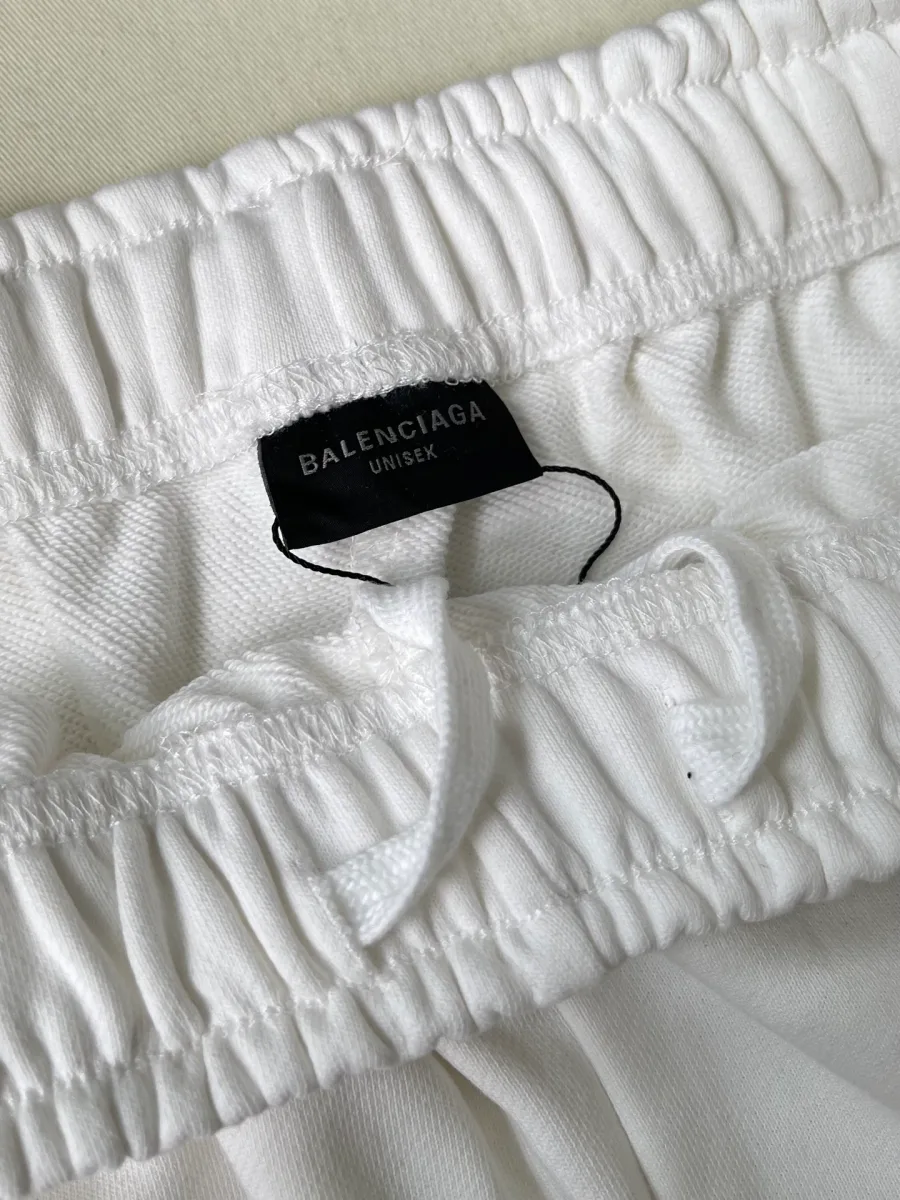 Внутренняя сторона пояса со шнурком и ярлыком Balenciaga