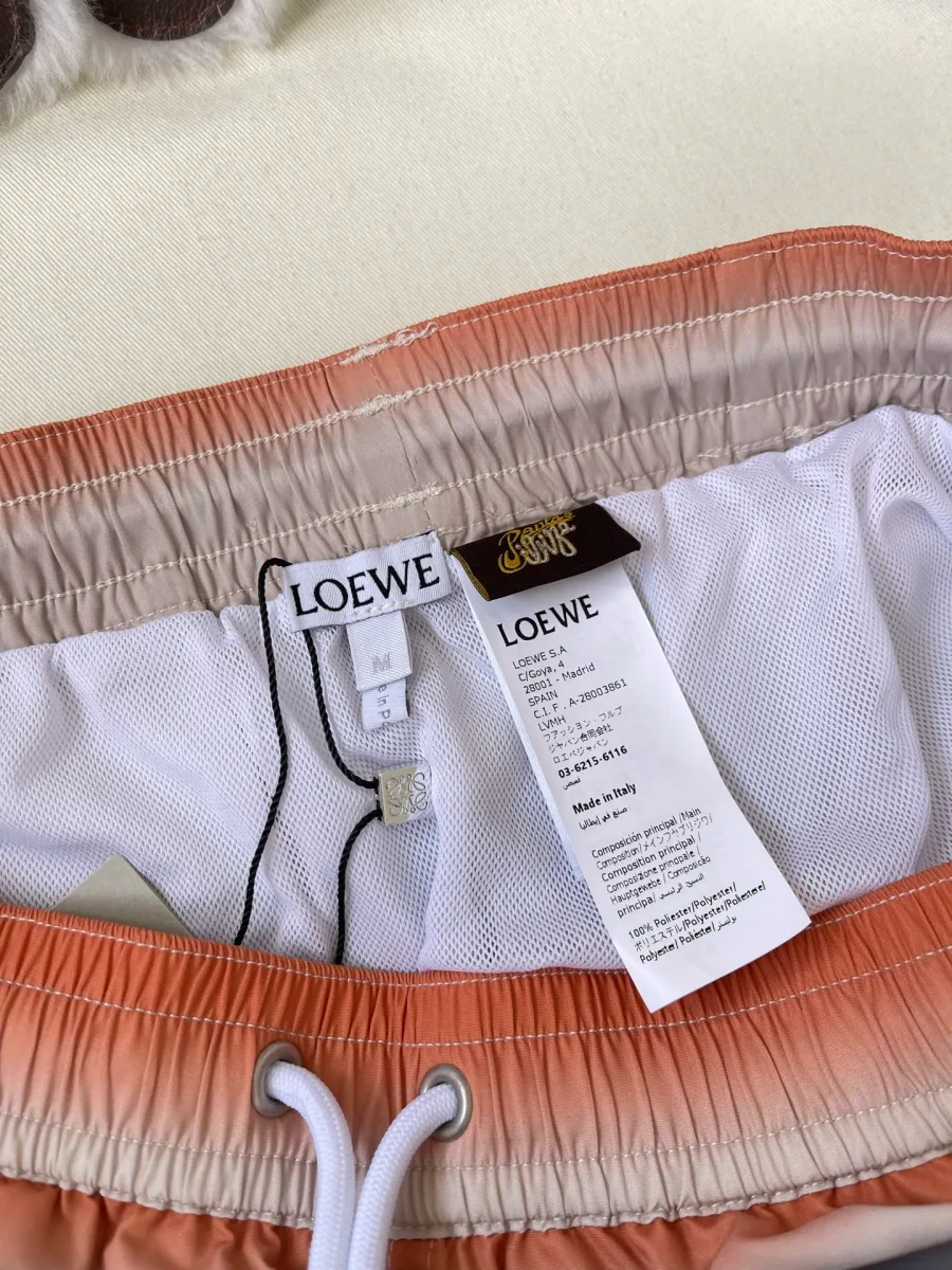 Внутренняя фирменная бирка Loewe и сетчатая подкладка