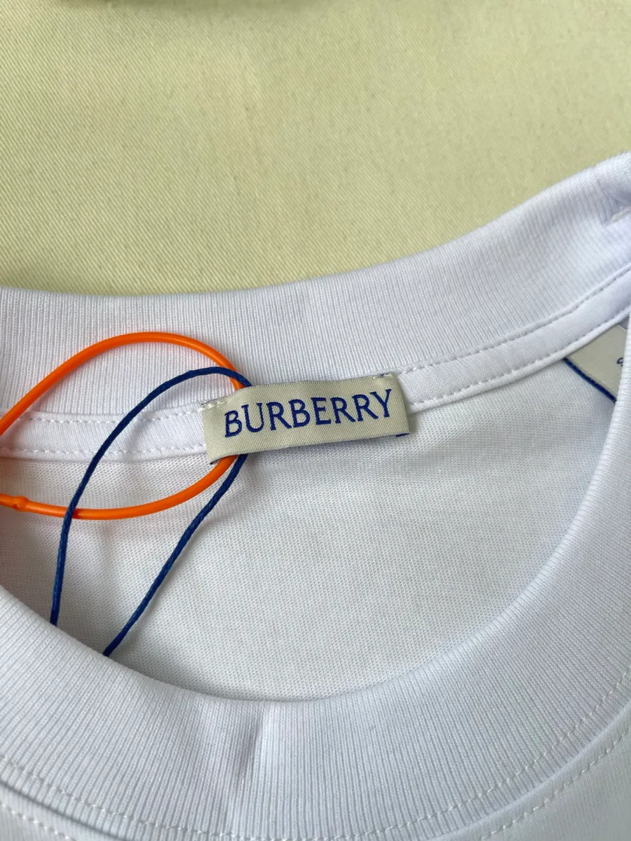 Внутренняя бирка с надписью Burberry на линии горловины