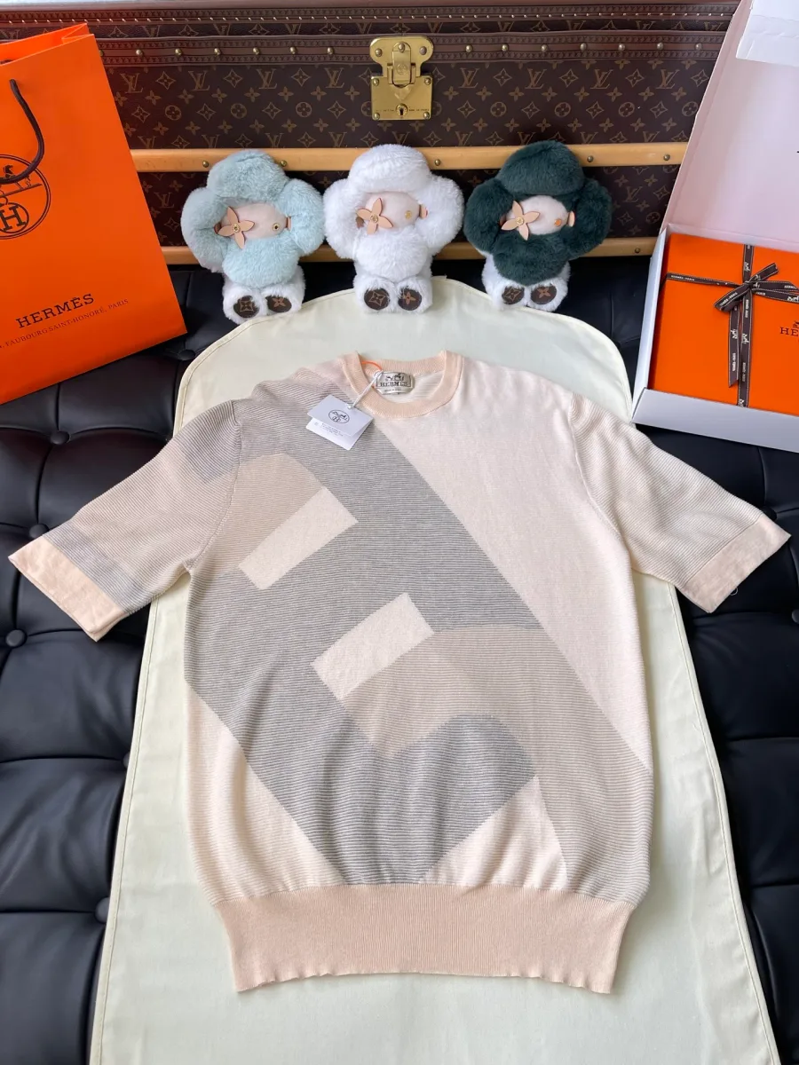 Бежевая трикотажная футболка Hermes с геометрическим узором H, вид спереди