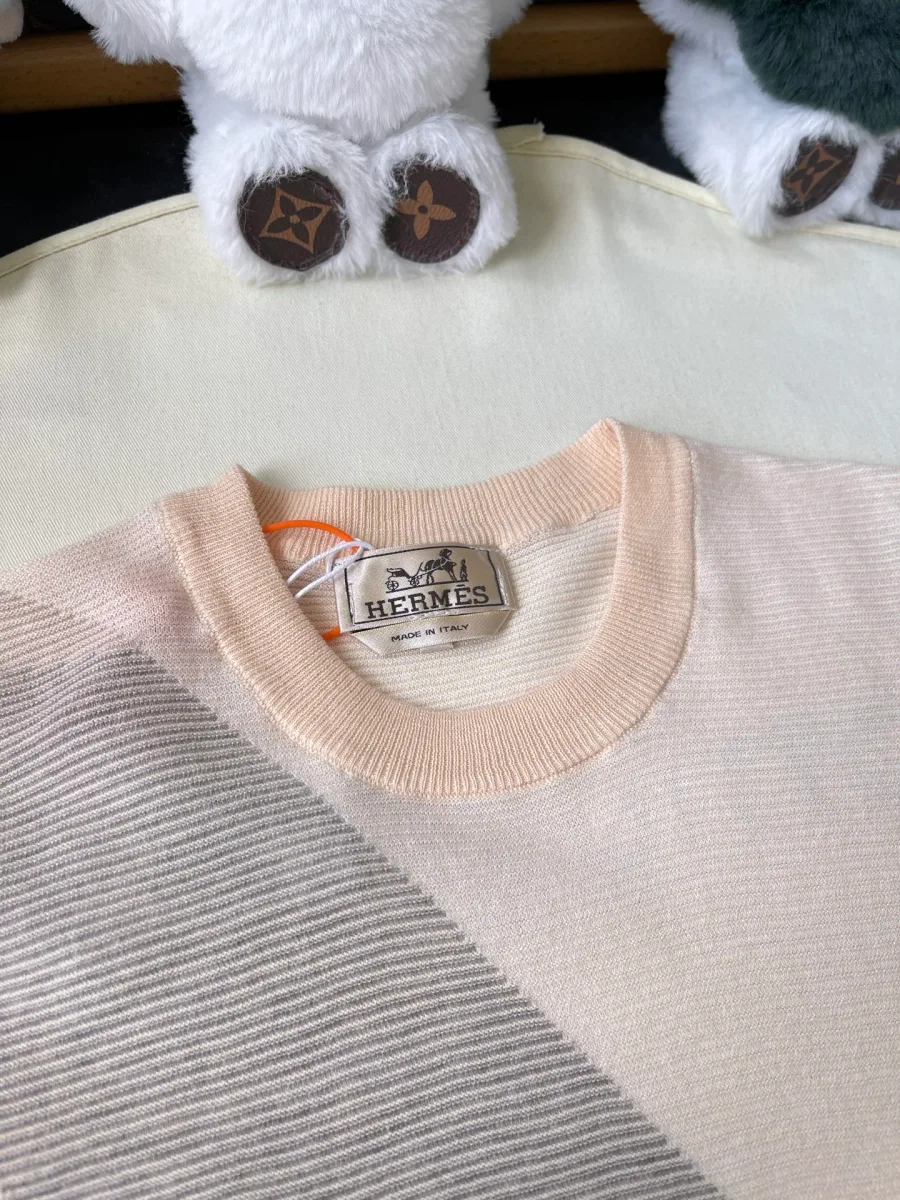 Круглый эластичный ворот в рубчик и бирка бренда Hermes