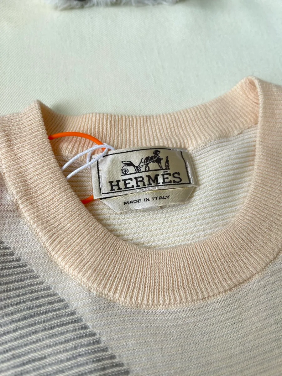 Тканый ярлык Hermes на внутренней стороне воротника крупным планом