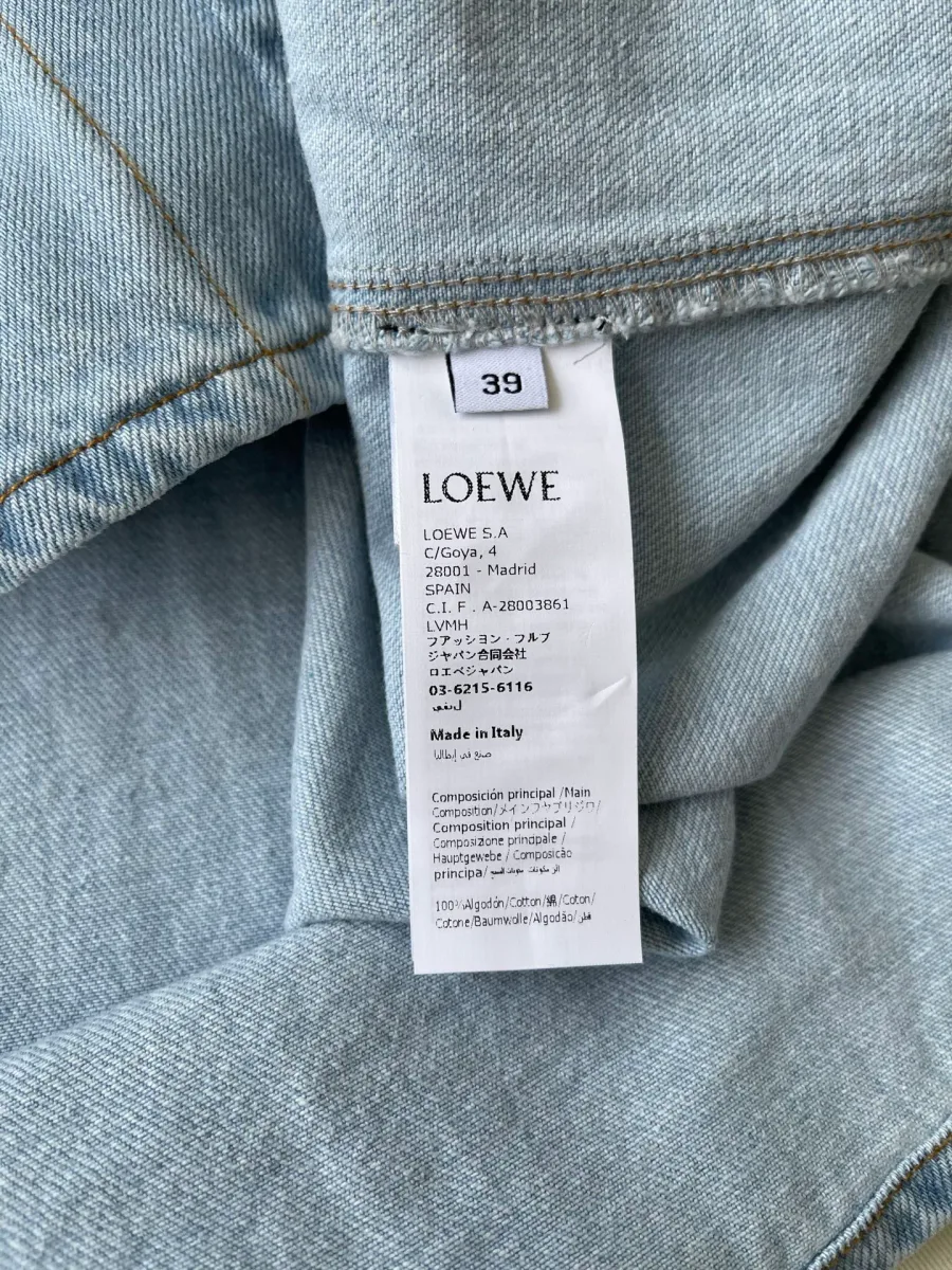 Внутренний ярлык с размером 39 и указанием бренда Loewe