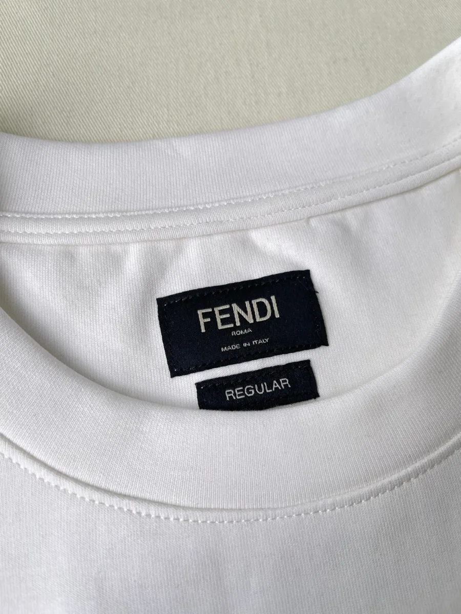 Фирменная бирка Fendi Regular на внутренней стороне горловины