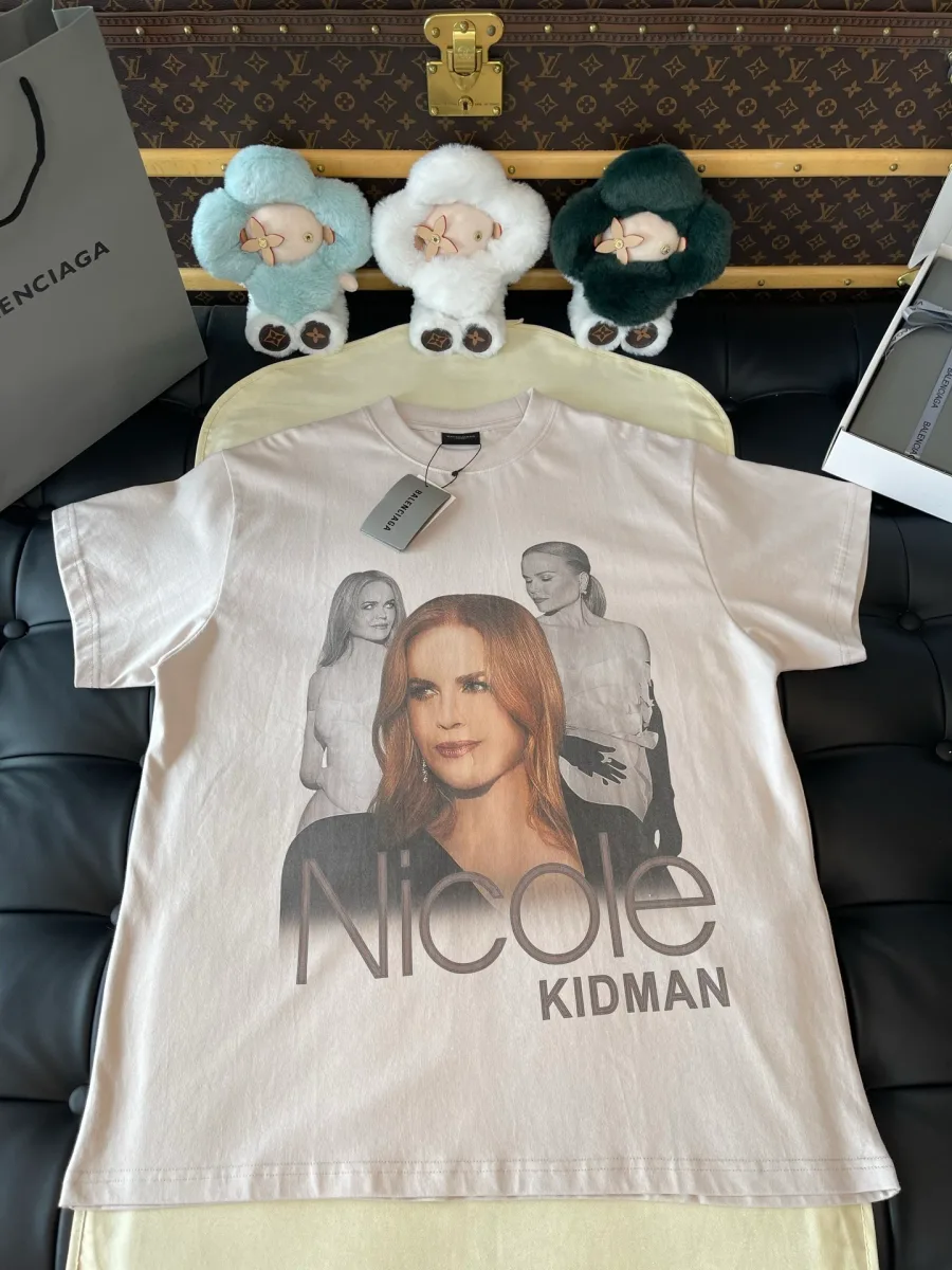 Бежевая футболка прямого кроя с принтом Nicole Kidman, вид спереди