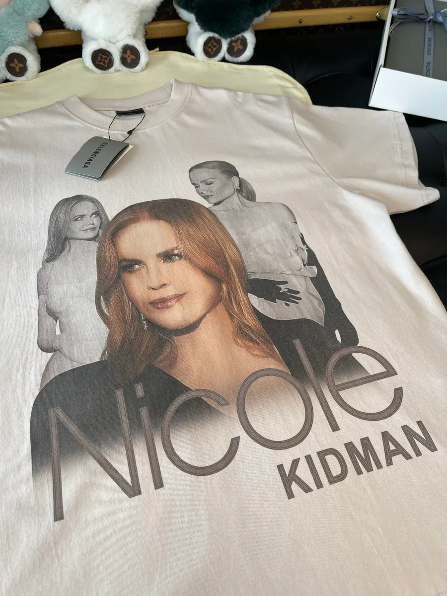 Бежевая футболка с принтом Nicole Kidman, ракурс в три четверти