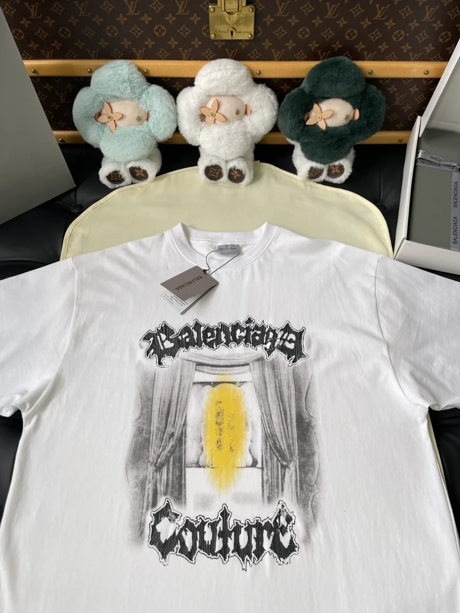 Футболка белого цвета с принтом Balenciaga Couture на груди, вид спереди