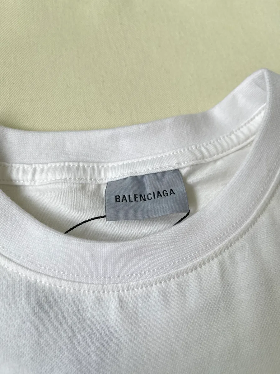 Тканевая фирменная бирка Balenciaga на внутренней стороне горловины