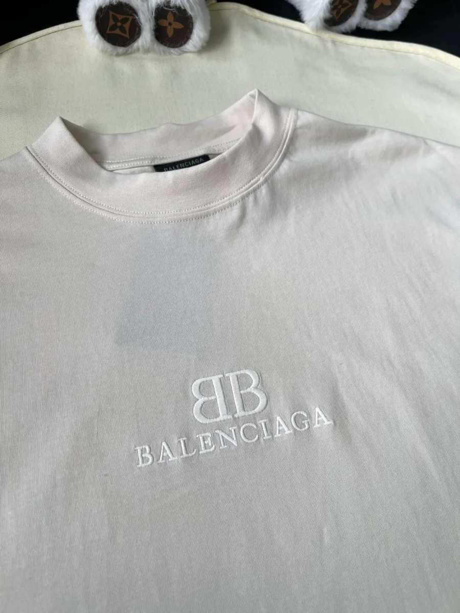 Вышивка логотипа BB и надписи Balenciaga на белом трикотаже