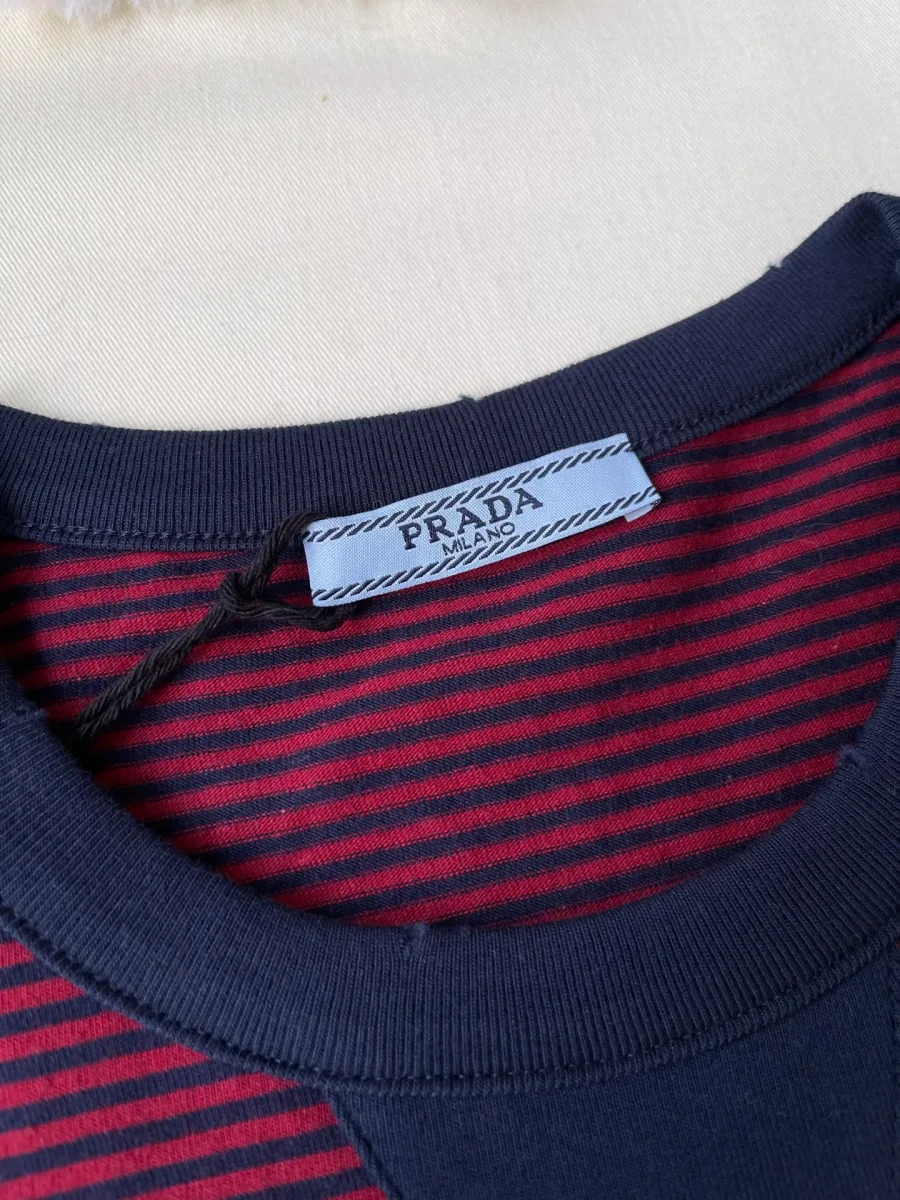 Крупный план внутреннего тканого ярлыка с логотипом Prada Milano