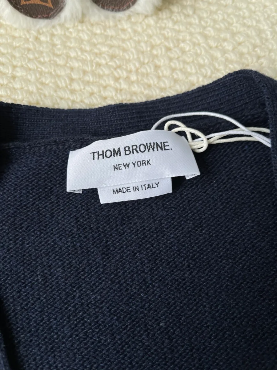 Фирменная бирка Thom Browne New York на внутренней стороне воротника