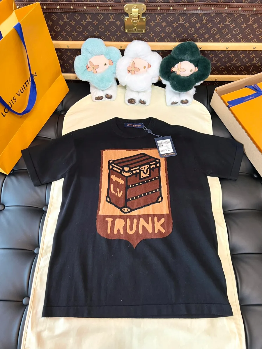 Чёрная трикотажная футболка с принтом сундука Trunk, вид спереди