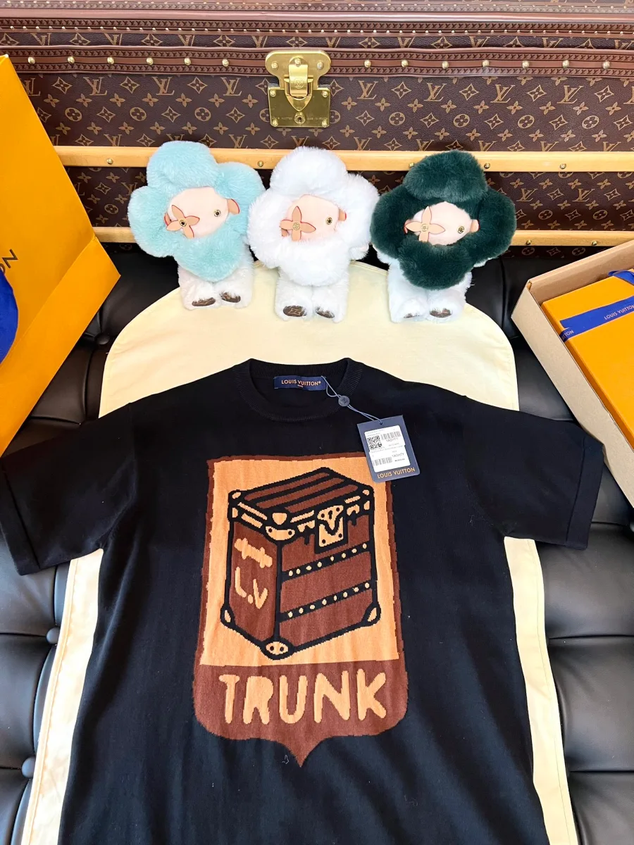 Чёрная мужская футболка с рисунком Trunk, средний план спереди