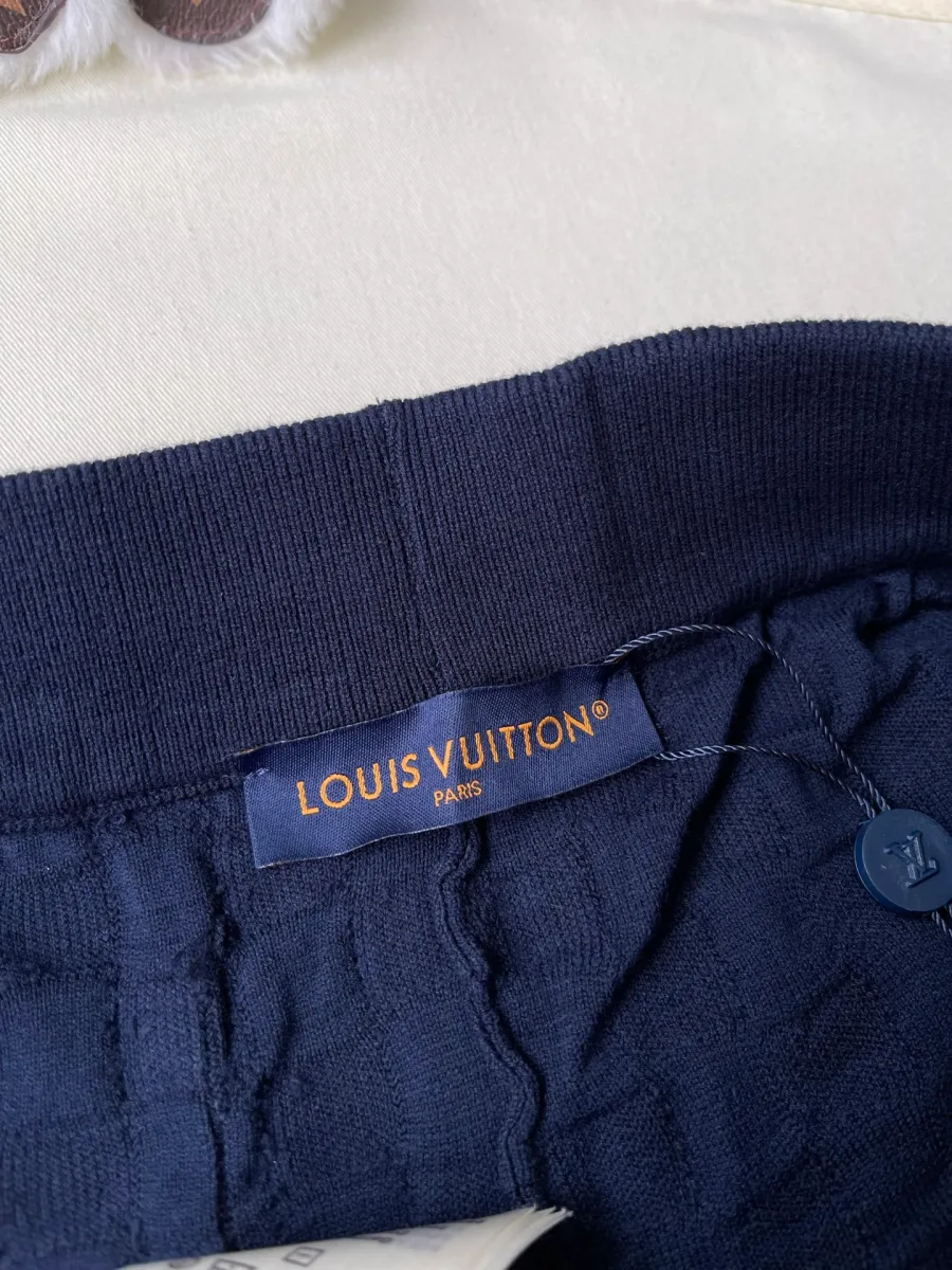 Внутренний пояс шорт с тканевой биркой с логотипом Louis Vuitton