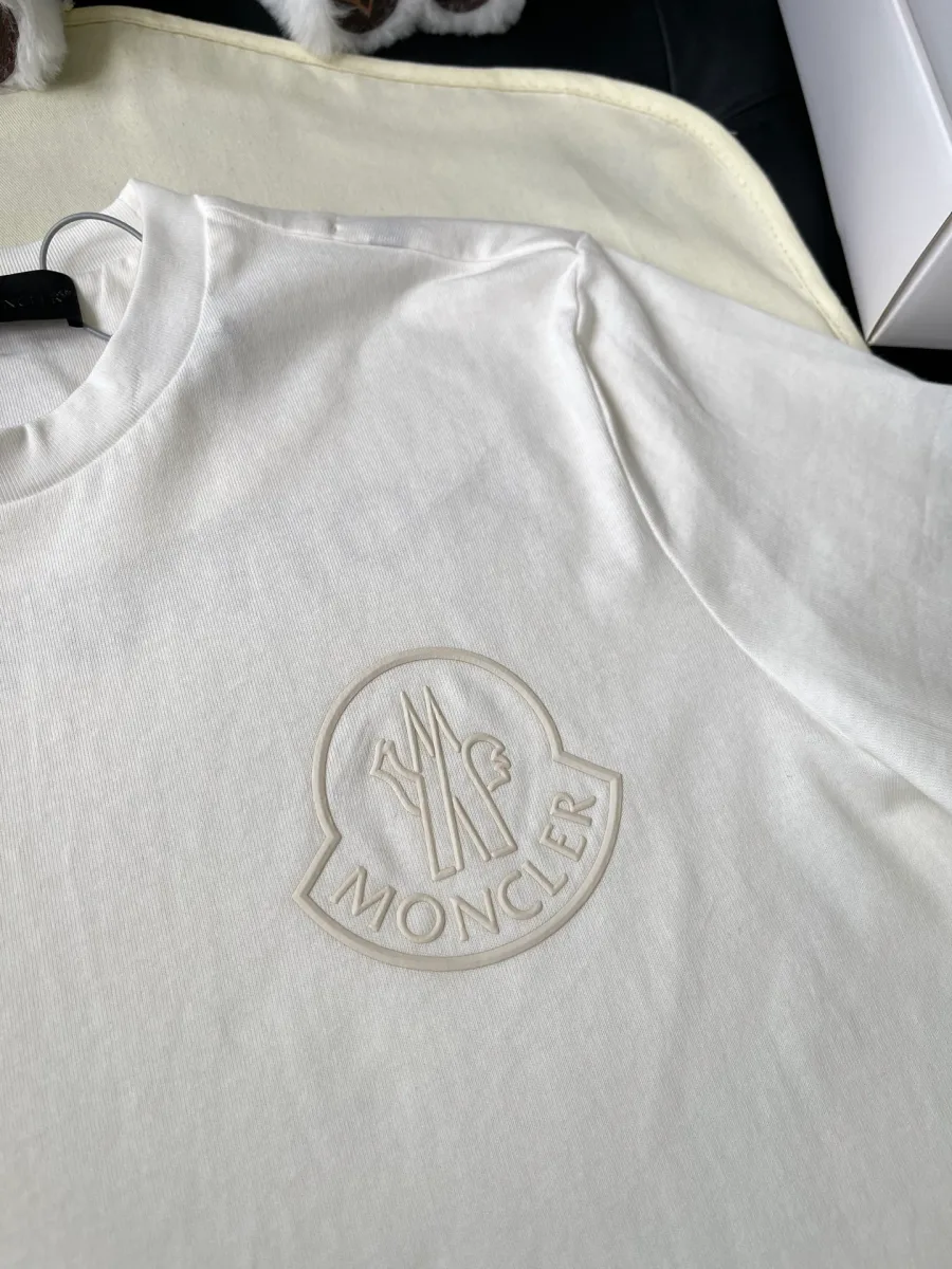 Крупный план объёмного вышитого логотипа Moncler в тон изделия