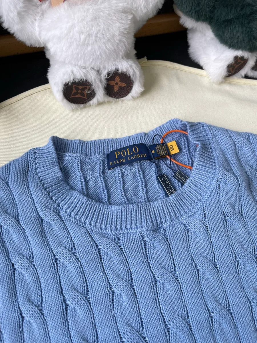 Горловина голубой вязаной футболки с биркой Polo Ralph Lauren