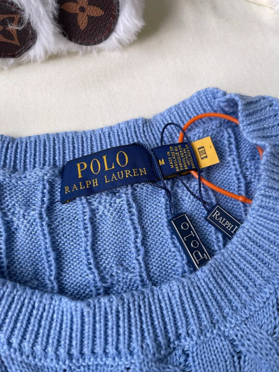 Бирка с брендом Polo Ralph Lauren на внутренней стороне воротника