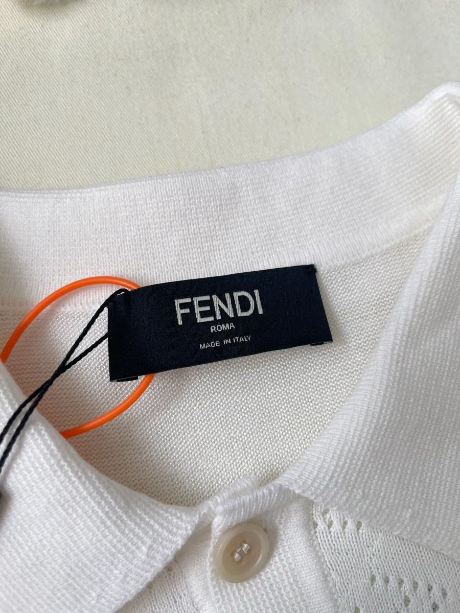 Внутренняя бирка Fendi Roma на воротнике белого поло