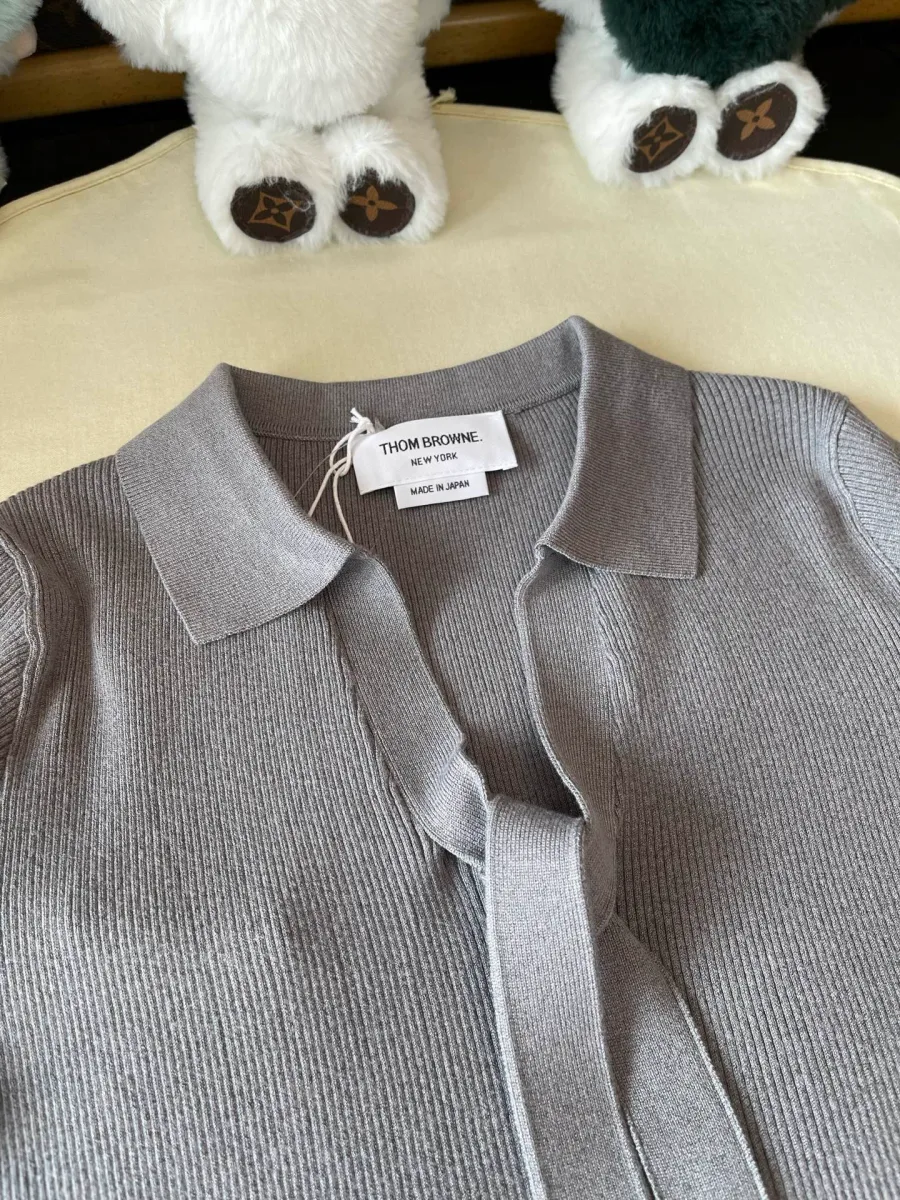 Крупный план фирменной бирки Thom Browne на воротнике