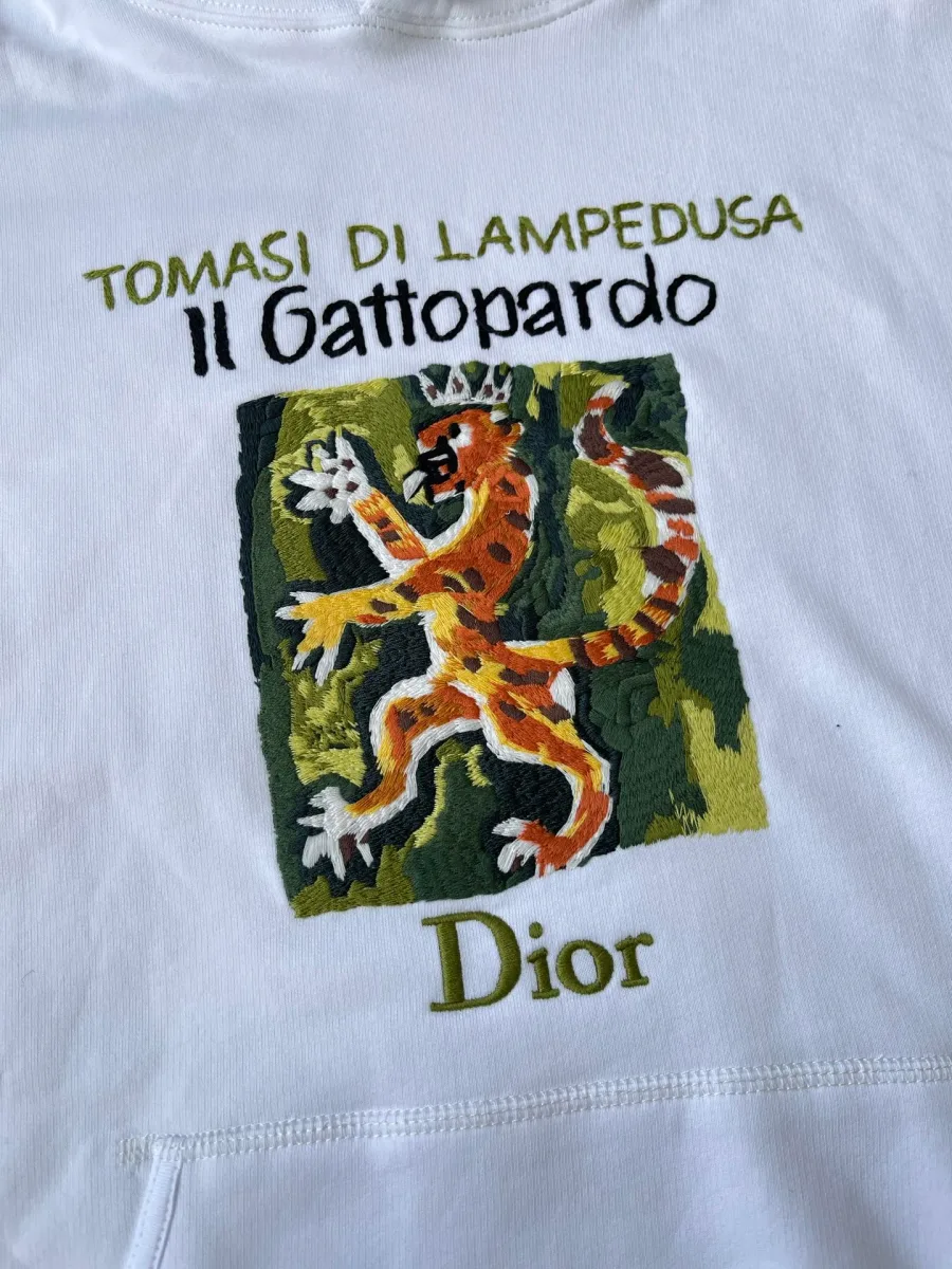 Принт с геральдическим леопардом и надписями Il Gattopardo и Dior на груди