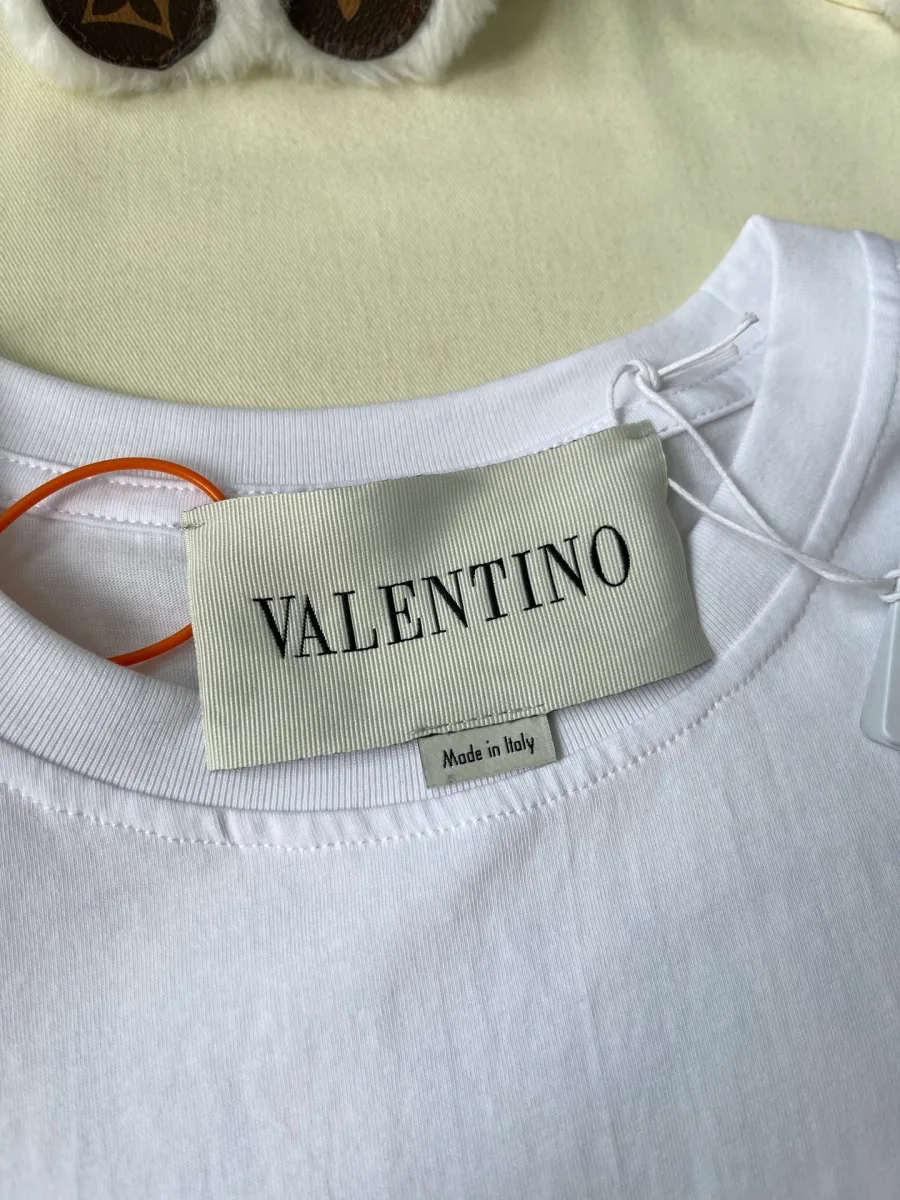 Внутренняя тканевая бирка бренда Valentino на горловине