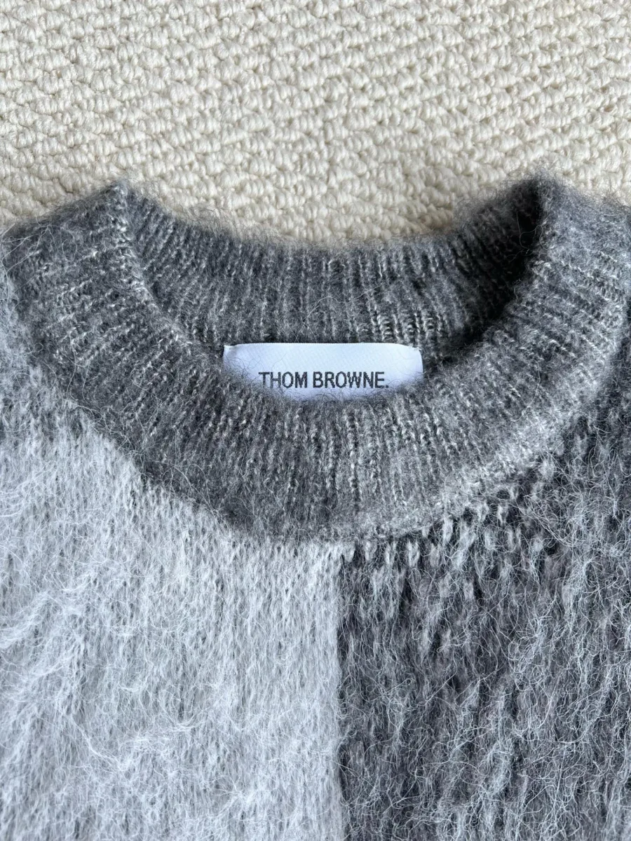 Круглый вырез горловины и бирка Thom Browne крупным планом