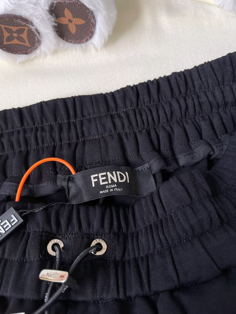 Внутренняя тканевая бирка Fendi на поясе шорт
