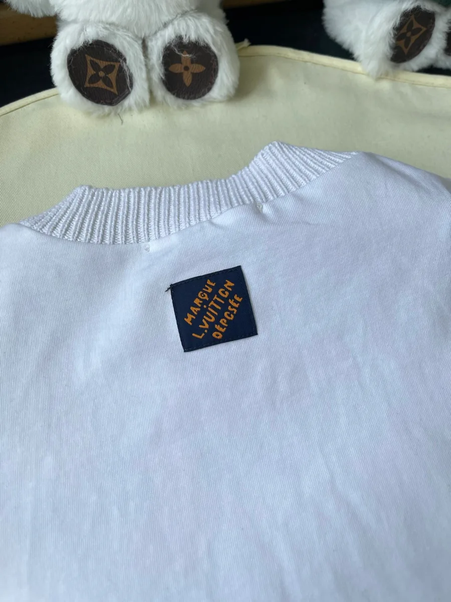Текстильная нашивка Marque L.Vuitton Déposée на спинке футболки