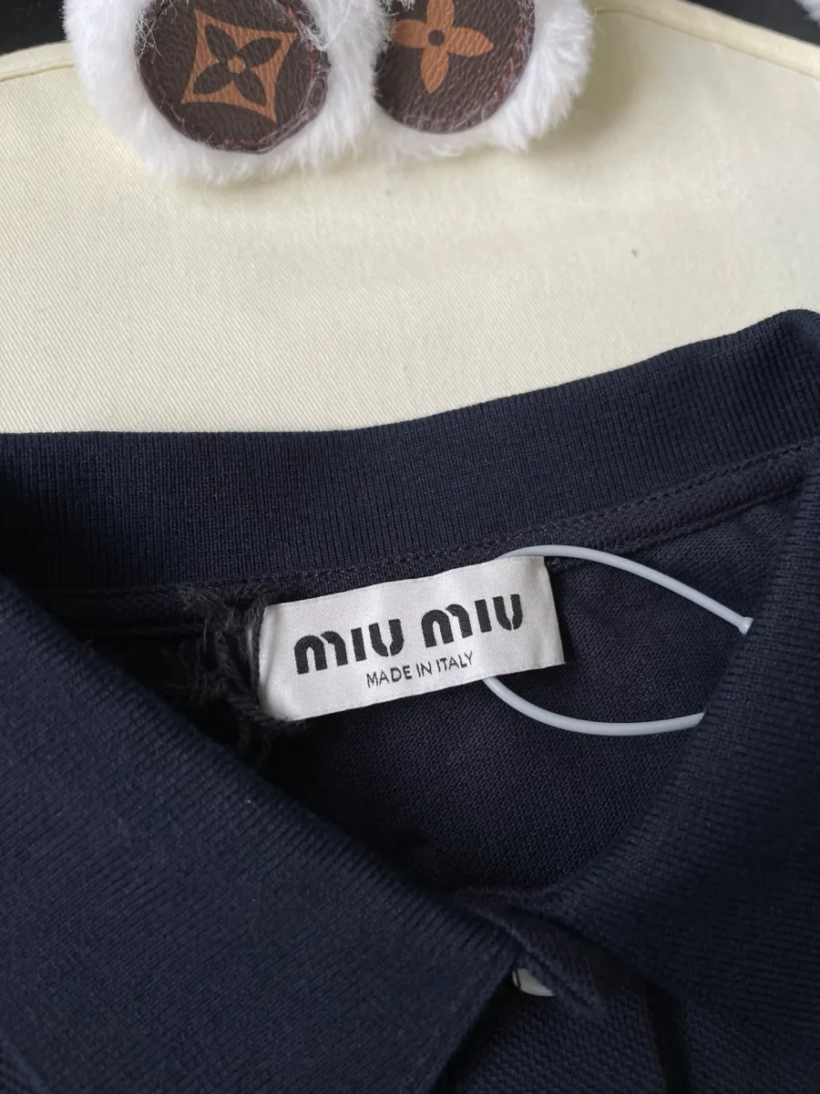 Текстильная бирка бренда с надписью Made in Italy на внутренней стороне горловины