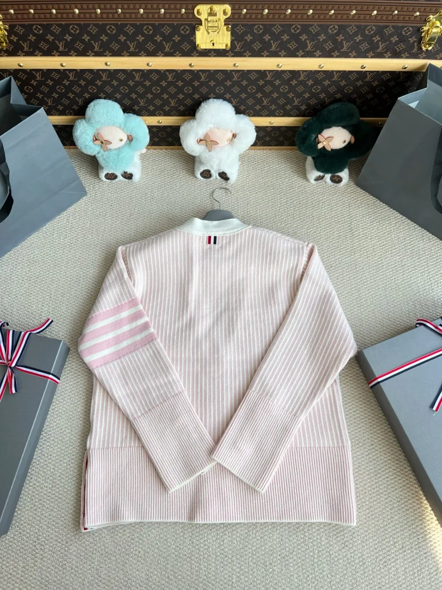 Розовый кардиган Thom Browne с полосками 4-Bar на рукаве и трёхцветной петелькой, вид сзади