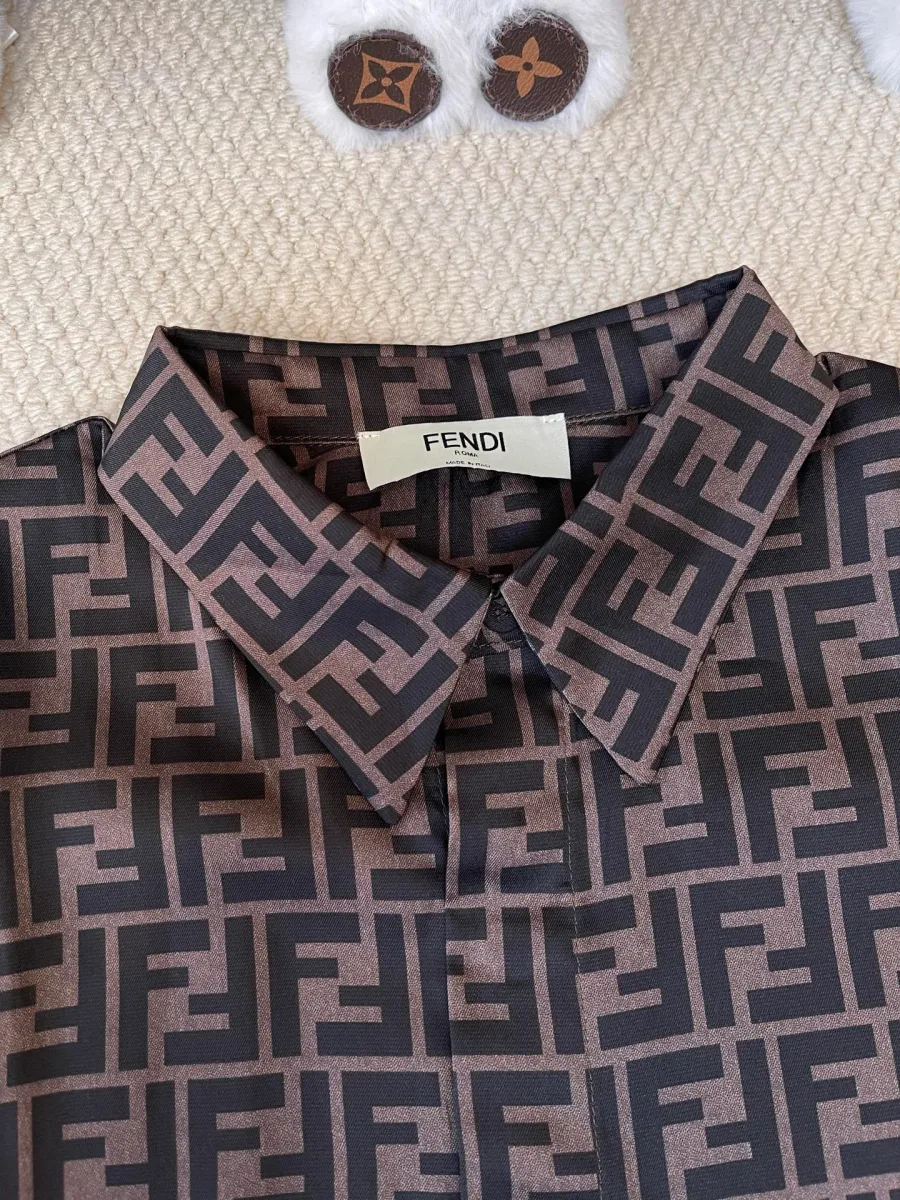 Отложной воротник рубашки и бирка с логотипом Fendi