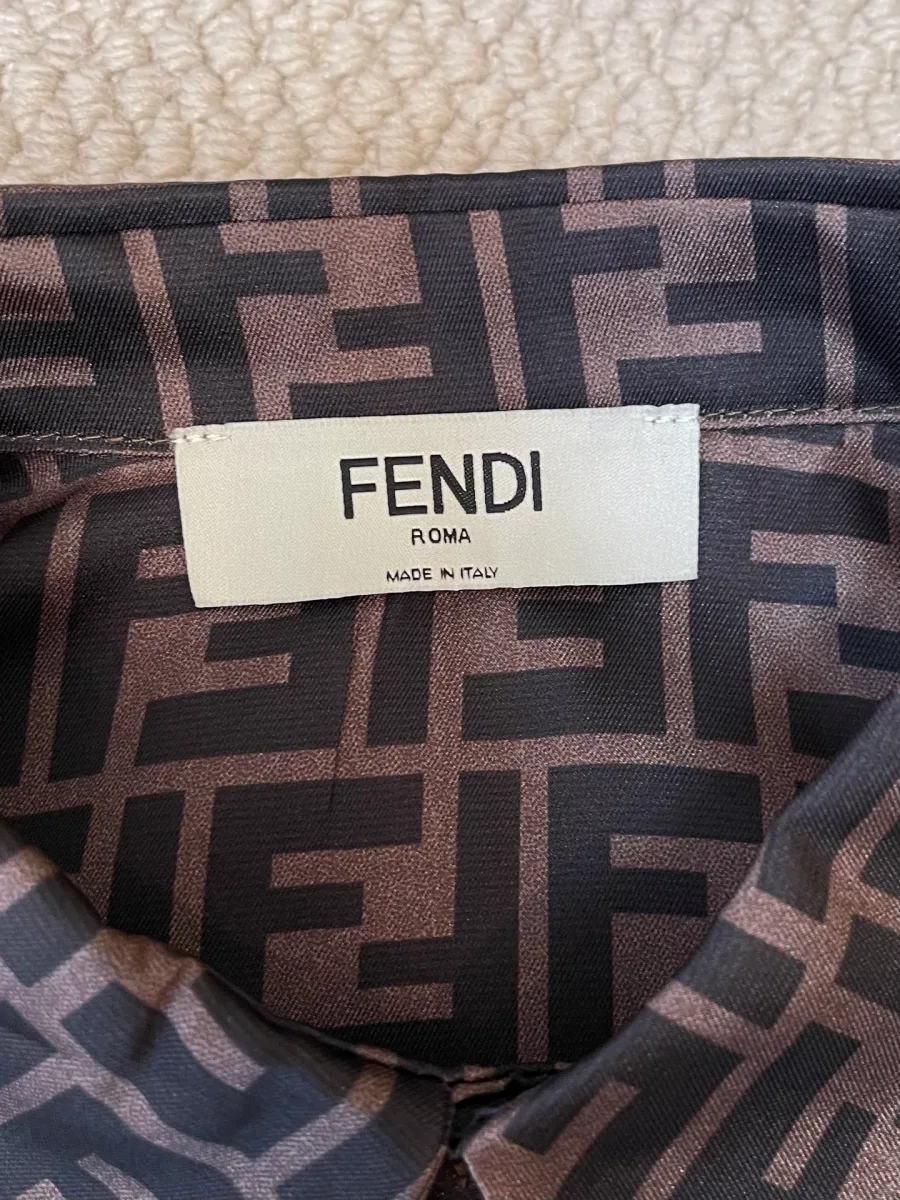 Фирменная бирка Fendi Roma на внутренней стороне ворота
