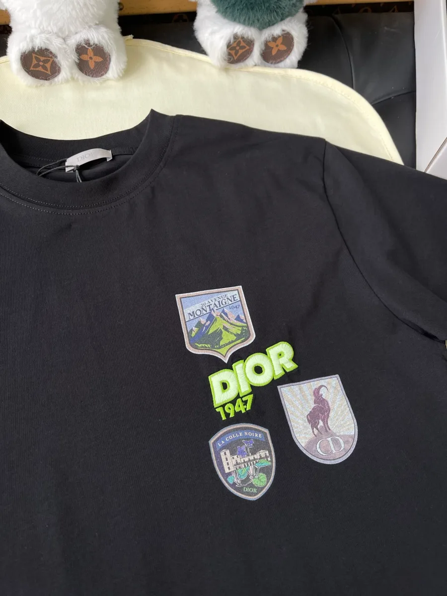 Вышитые нашивки-шевроны и надпись Dior 1947 на чёрной футболке