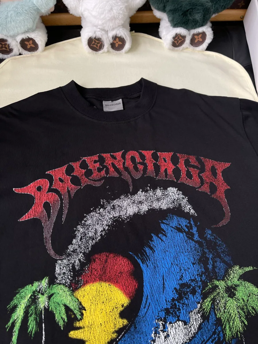 Крупный план принта с морской волной, пальмами и надписью Balenciaga