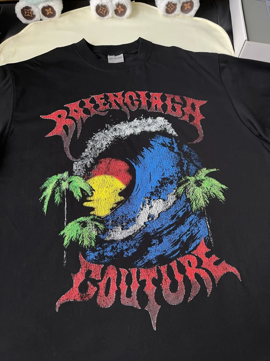 Фронтальный план чёрной футболки с многоцветным графическим рисунком