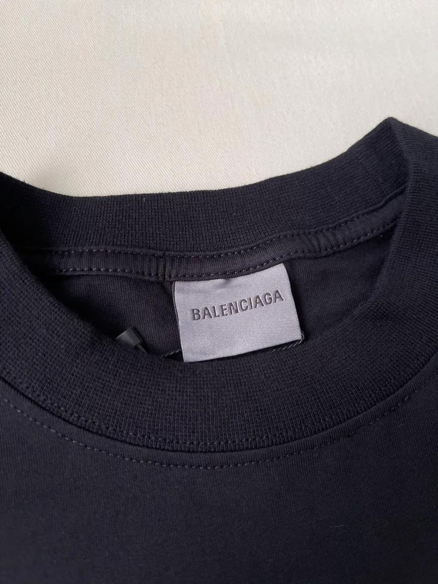 Внутренняя тканевая бирка с логотипом Balenciaga на воротнике футболки