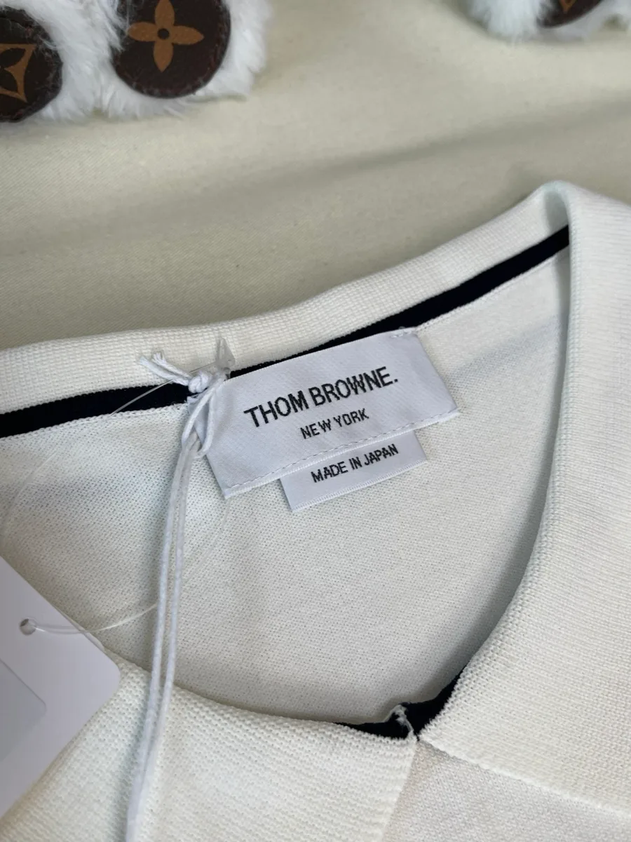 Внутренняя тканевая бирка Thom Browne на горловине жилета
