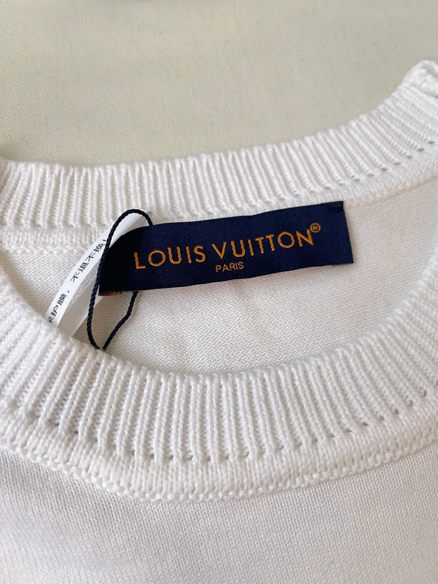 Тканевая бирка бренда Louis Vuitton на внутренней стороне воротника