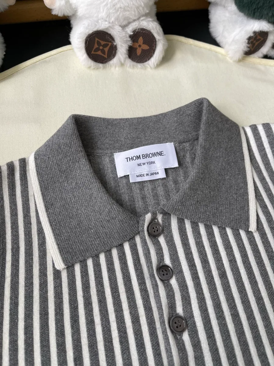 Отложной воротник и пуговичная планка с биркой Thom Browne