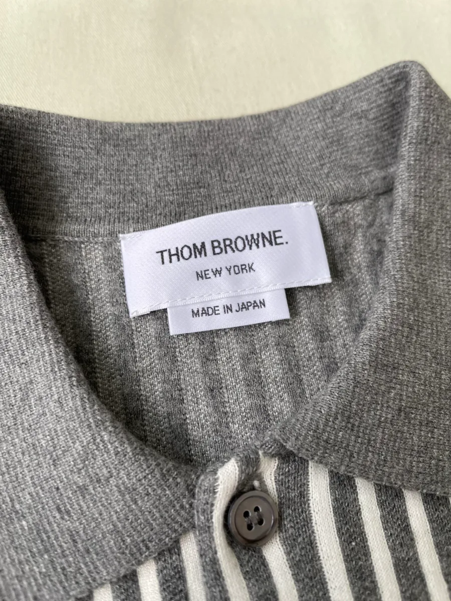 Тканевая бирка бренда Thom Browne New York на горловине поло