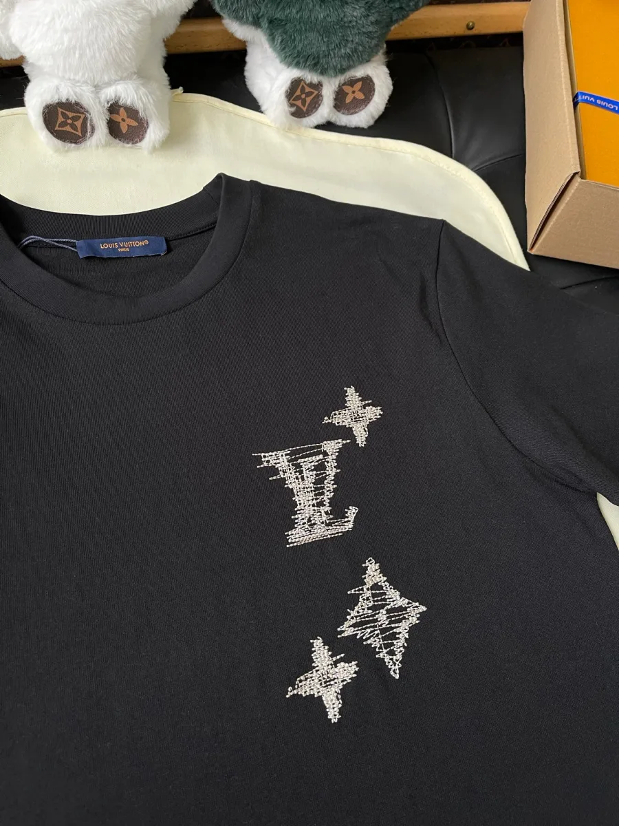 Вышитые элементы узора Monogram на груди чёрной футболки
