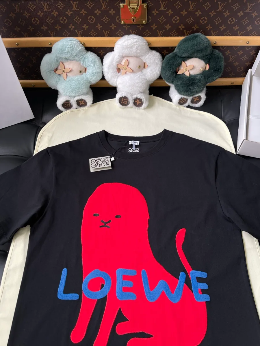 Передняя сторона чёрной футболки с крупным принтом персонажа и надписью Loewe