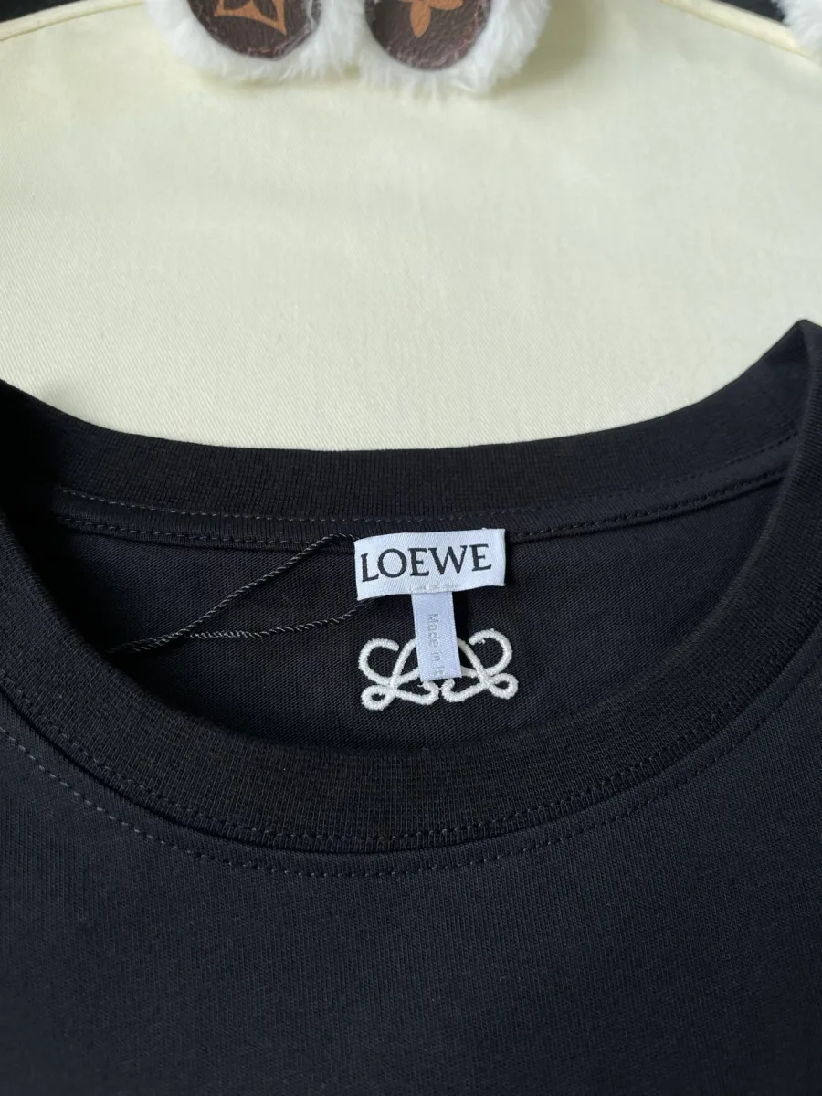Фирменная бирка Loewe на внутренней стороне воротника футболки