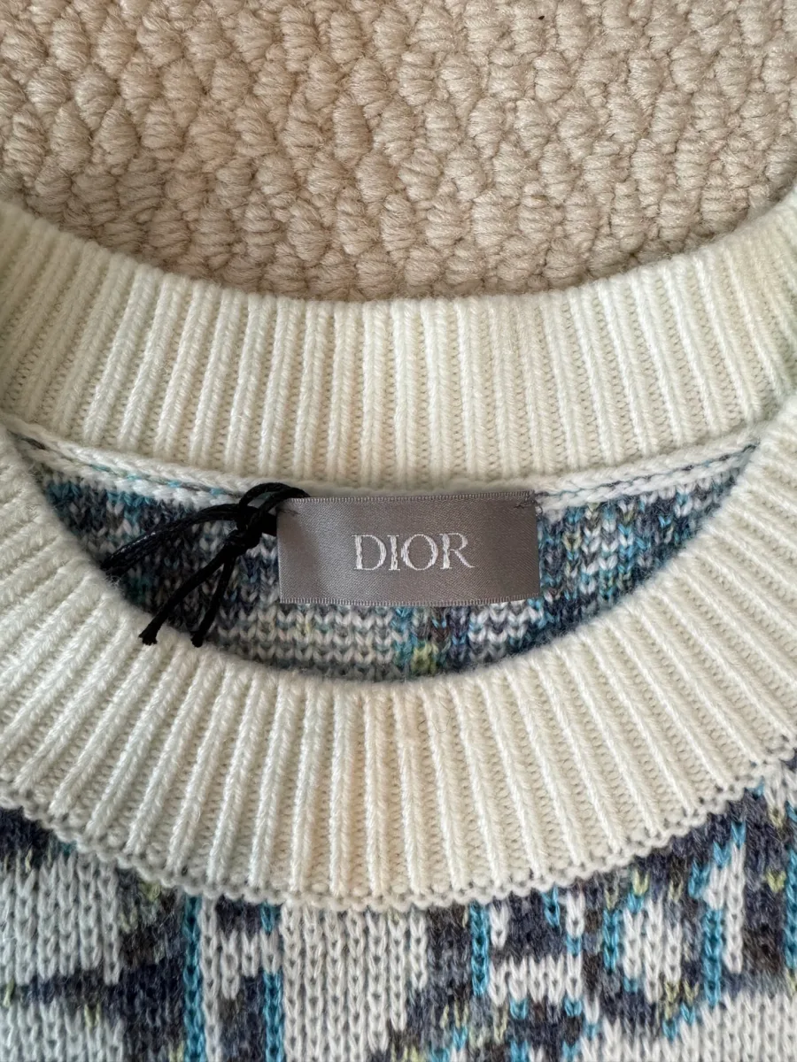 Фирменная бирка Dior на внутренней стороне горловины
