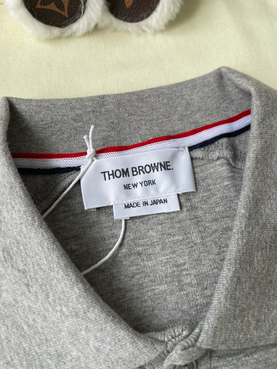 Бирка бренда Thom Browne на внутренней стороне горловины поло