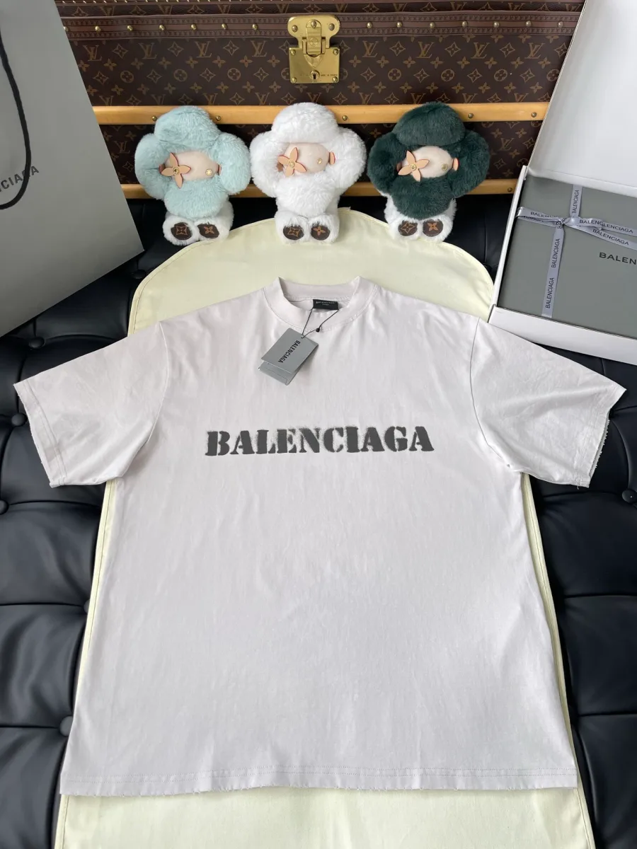 Белая футболка с трафаретным логотипом спереди, общий вид на светлой подложке
